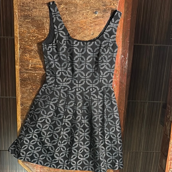 Elegant Black and White Patterned Dress - Picture 1 of 3